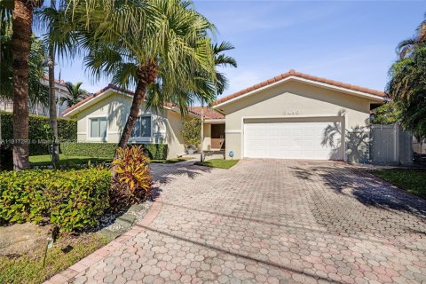 Casa en venta en North Miami Beach, Florida, 5 dormitorios, 286.42 m2 № 1973467 - foto 1