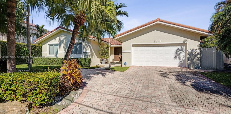 Casa en North Miami Beach, Florida 5 dormitorios, 286.42 m2 № 1973467