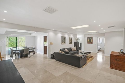 Casa en venta en North Miami Beach, Florida, 5 dormitorios, 286.42 m2 № 1973467 - foto 5