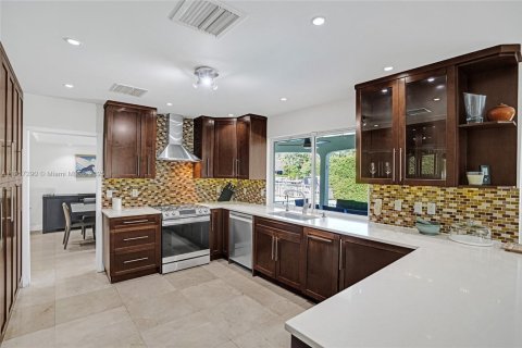 Casa en venta en North Miami Beach, Florida, 5 dormitorios, 286.42 m2 № 1973467 - foto 18