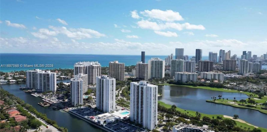 Condominio en Aventura, Florida, 1 dormitorio  № 1825564