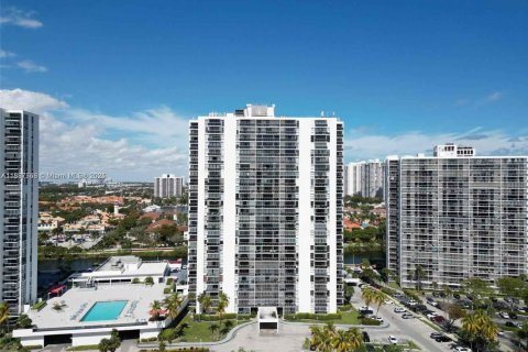 Condominio en venta en Aventura, Florida, 1 dormitorio, 70.14 m2 № 1825564 - foto 2