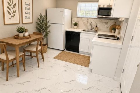 House in Titusville, Florida 2 bedrooms, 52.49 sq.m. № 2378348 - photo 2
