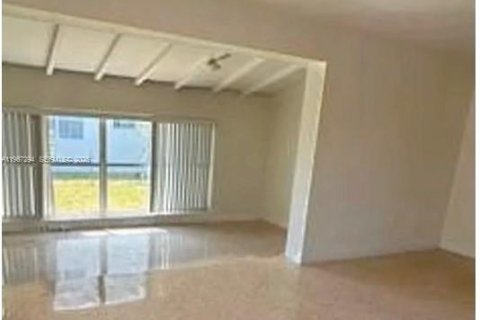 Villa ou maison à vendre à Biscayne Park, Floride: 2 chambres, 115.66 m2 № 2029599 - photo 2