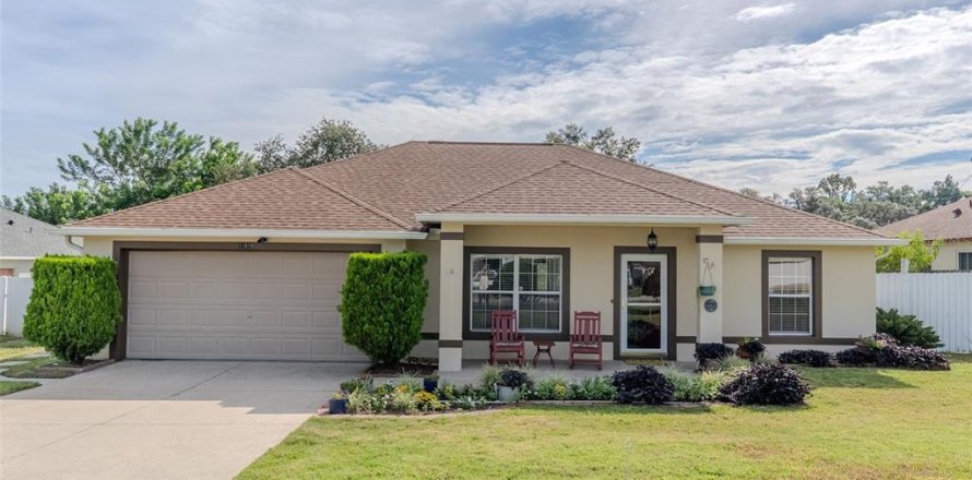 House in Clermont, Florida 3 bedrooms, 141.86 sq.m. № 2395650