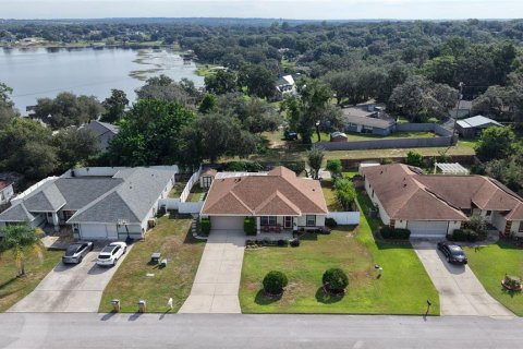 House in Clermont, Florida 3 bedrooms, 141.86 sq.m. № 2395650 - photo 2