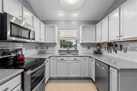 House in Clermont, Florida 3 bedrooms, 141.86 sq.m. № 2395650 - photo 9