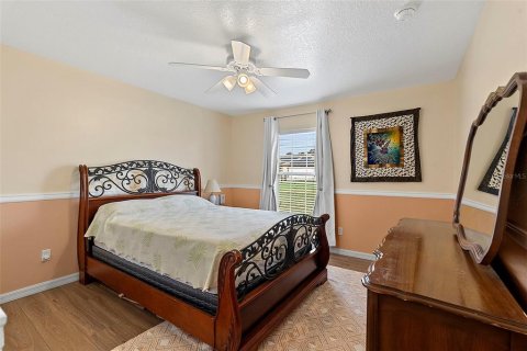 House in Clermont, Florida 3 bedrooms, 141.86 sq.m. № 2395650 - photo 15