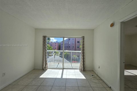 Condo in Miami, Florida, 1 bedroom  № 1889532 - photo 12