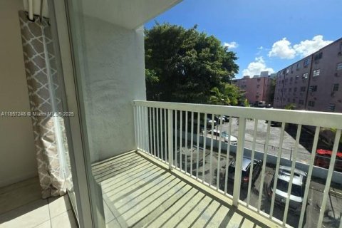 Condo in Miami, Florida, 1 bedroom  № 1889532 - photo 20