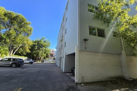 Condo in Miami, Florida, 1 bedroom  № 1889532 - photo 4