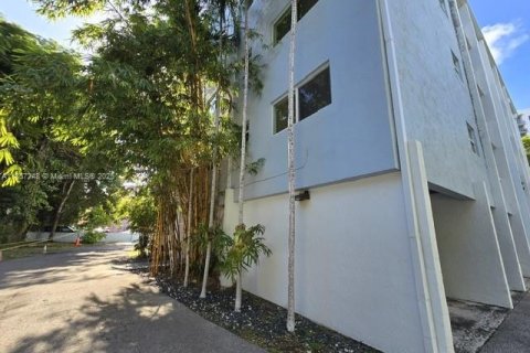 Condo in Miami, Florida, 1 bedroom  № 1889532 - photo 6