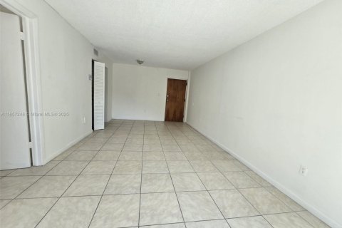 Condo in Miami, Florida, 1 bedroom  № 1889532 - photo 17