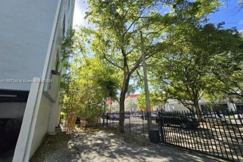 Condo in Miami, Florida, 1 bedroom  № 1889532 - photo 3