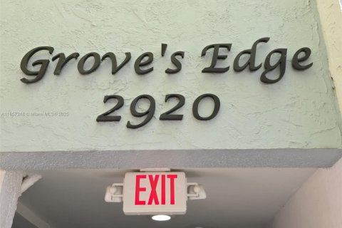 Condo in Miami, Florida, 1 bedroom  № 1889532 - photo 1