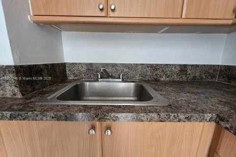 Condo in Miami, Florida, 1 bedroom  № 1889532 - photo 14