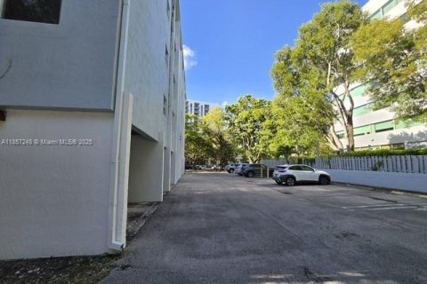 Condo in Miami, Florida, 1 bedroom  № 1889532 - photo 5