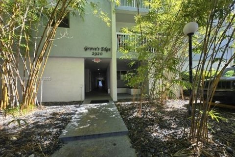 Condo in Miami, Florida, 1 bedroom  № 1889532 - photo 2