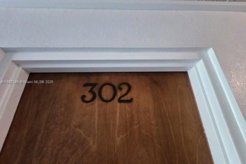 Condo in Miami, Florida, 1 bedroom  № 1889532 - photo 11