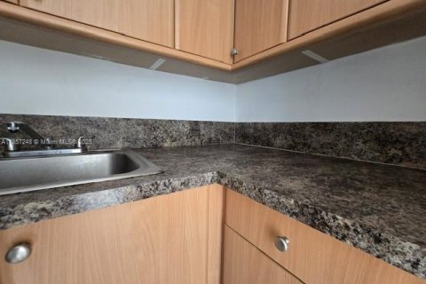 Condo in Miami, Florida, 1 bedroom  № 1889532 - photo 15