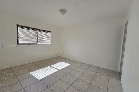 Condo in Miami, Florida, 1 bedroom  № 1889532 - photo 18