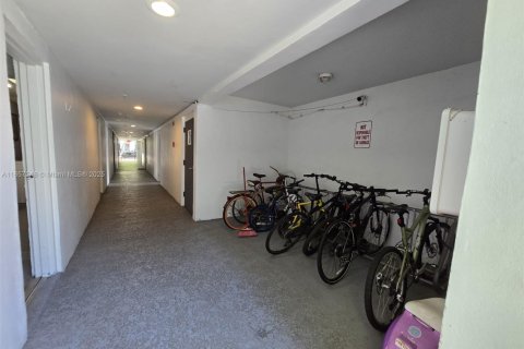 Condo in Miami, Florida, 1 bedroom  № 1889532 - photo 9