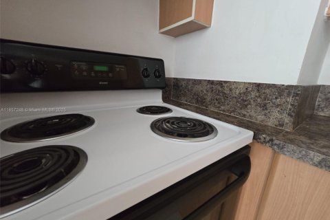 Condo in Miami, Florida, 1 bedroom  № 1889532 - photo 16