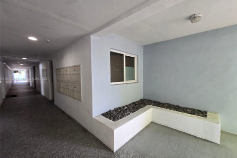Condo in Miami, Florida, 1 bedroom  № 1889532 - photo 7