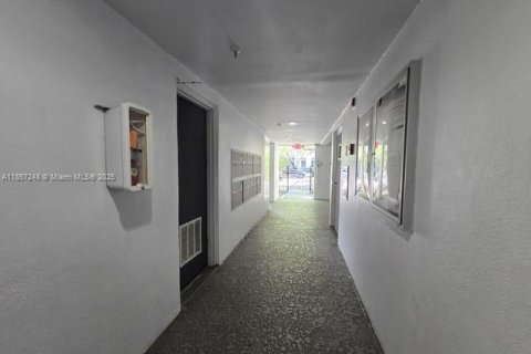 Condo in Miami, Florida, 1 bedroom  № 1889532 - photo 10