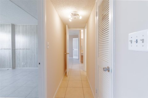 Condominio en venta en Hallandale Beach, Florida, 2 dormitorios, 106.37 m2 № 1839308 - foto 25
