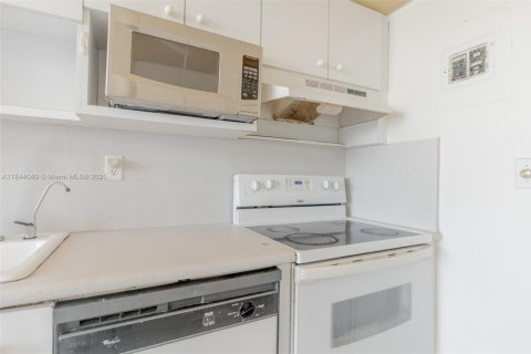 Condominio en venta en Hallandale Beach, Florida, 2 dormitorios, 106.37 m2 № 1839308 - foto 21