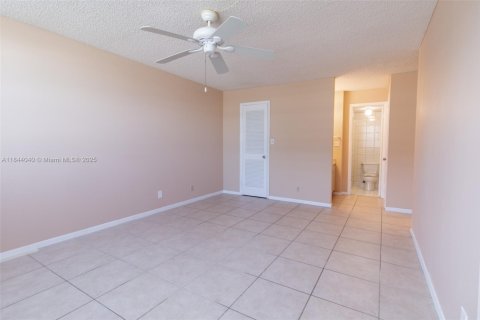 Condominio en venta en Hallandale Beach, Florida, 2 dormitorios, 106.37 m2 № 1839308 - foto 15
