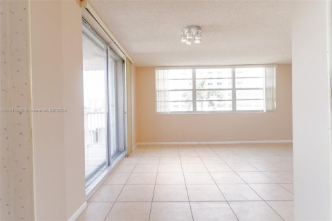 Condominio en venta en Hallandale Beach, Florida, 2 dormitorios, 106.37 m2 № 1839308 - foto 5
