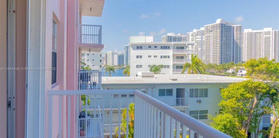 Condominio en Hallandale Beach, Florida, 2 dormitorios  № 1839308
