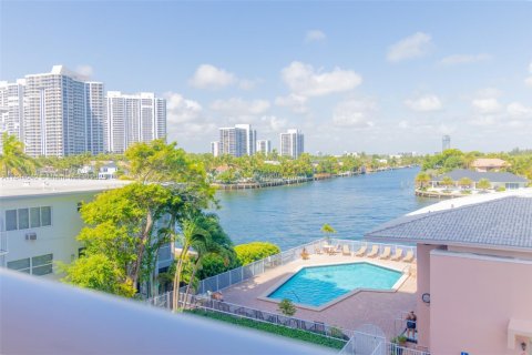 Condominio en venta en Hallandale Beach, Florida, 2 dormitorios, 106.37 m2 № 1839308 - foto 2