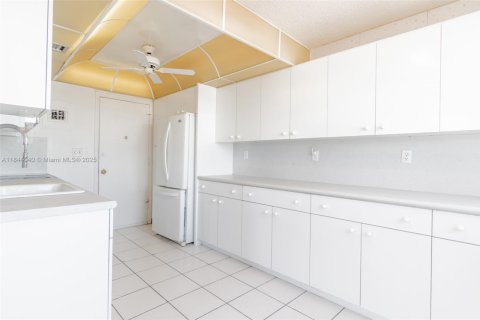 Condominio en venta en Hallandale Beach, Florida, 2 dormitorios, 106.37 m2 № 1839308 - foto 18