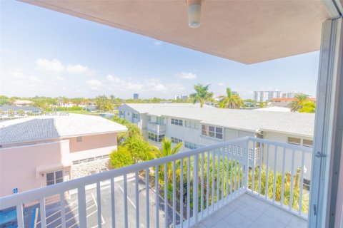 Condominio en venta en Hallandale Beach, Florida, 2 dormitorios, 106.37 m2 № 1839308 - foto 4