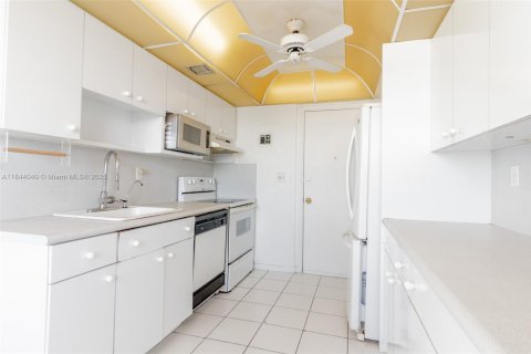 Condominio en venta en Hallandale Beach, Florida, 2 dormitorios, 106.37 m2 № 1839308 - foto 19