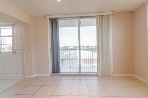 Condominio en venta en Hallandale Beach, Florida, 2 dormitorios, 106.37 m2 № 1839308 - foto 8