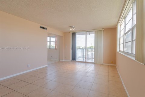 Condominio en venta en Hallandale Beach, Florida, 2 dormitorios, 106.37 m2 № 1839308 - foto 9