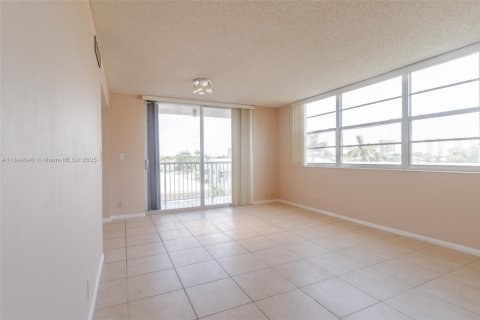 Condominio en venta en Hallandale Beach, Florida, 2 dormitorios, 106.37 m2 № 1839308 - foto 10