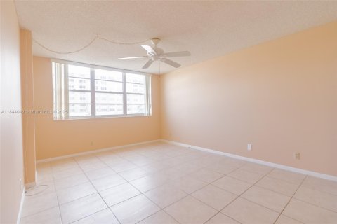 Condominio en venta en Hallandale Beach, Florida, 2 dormitorios, 106.37 m2 № 1839308 - foto 17