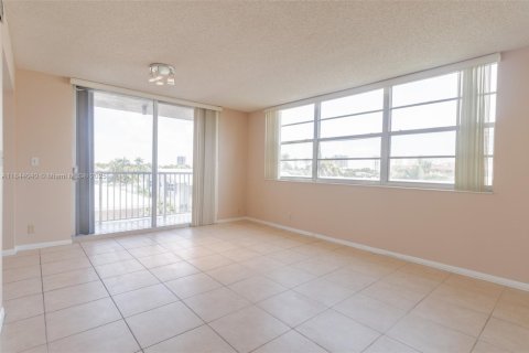 Condominio en venta en Hallandale Beach, Florida, 2 dormitorios, 106.37 m2 № 1839308 - foto 7