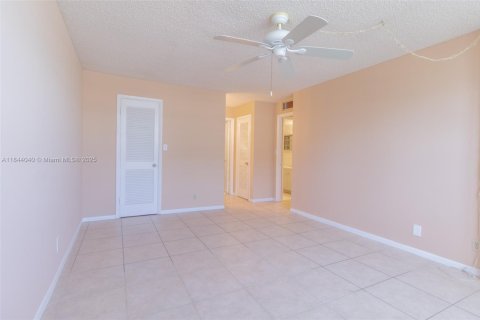 Condominio en venta en Hallandale Beach, Florida, 2 dormitorios, 106.37 m2 № 1839308 - foto 16