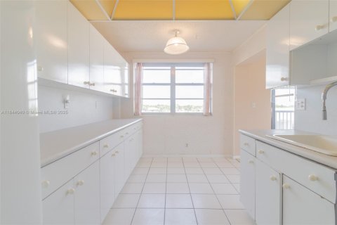 Condominio en venta en Hallandale Beach, Florida, 2 dormitorios, 106.37 m2 № 1839308 - foto 12