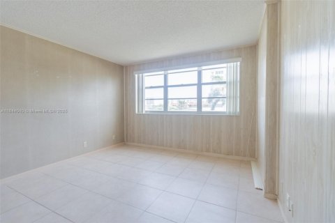 Condominio en venta en Hallandale Beach, Florida, 2 dormitorios, 106.37 m2 № 1839308 - foto 28
