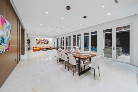 House in Miami, Florida 7 bedrooms, 506.5 sq.m. № 692810 - photo 23