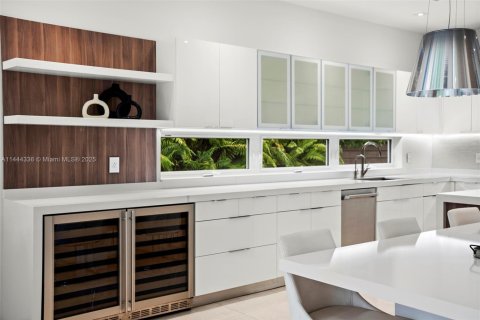 House in Miami, Florida 7 bedrooms, 506.5 sq.m. № 692810 - photo 14