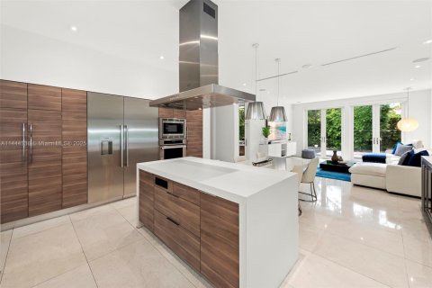 House in Miami, Florida 7 bedrooms, 506.5 sq.m. № 692810 - photo 17