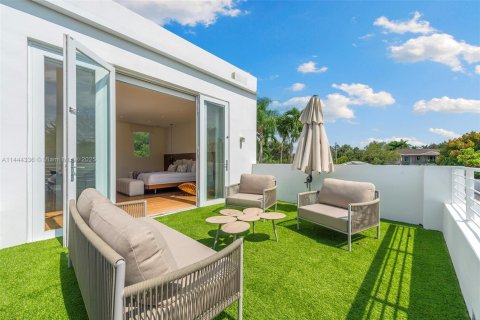 House in Miami, Florida 7 bedrooms, 506.5 sq.m. № 692810 - photo 26